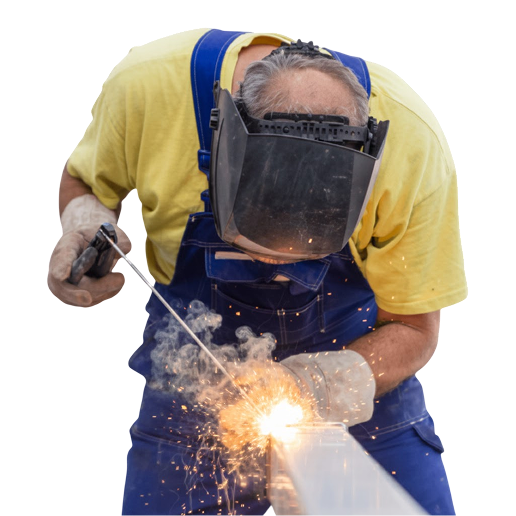 Soldador profesional trabajando con acero inoxidable